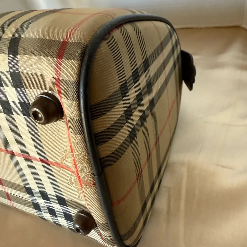 Burberry Boston Medium Size. - Picture 13 of 17